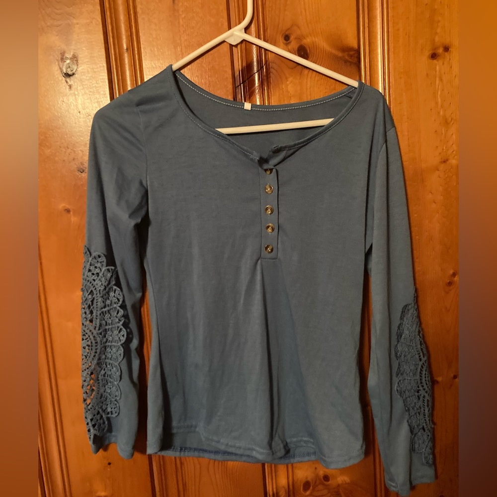 Size Medium Hua Lan Lace Sleeve by Henley Top